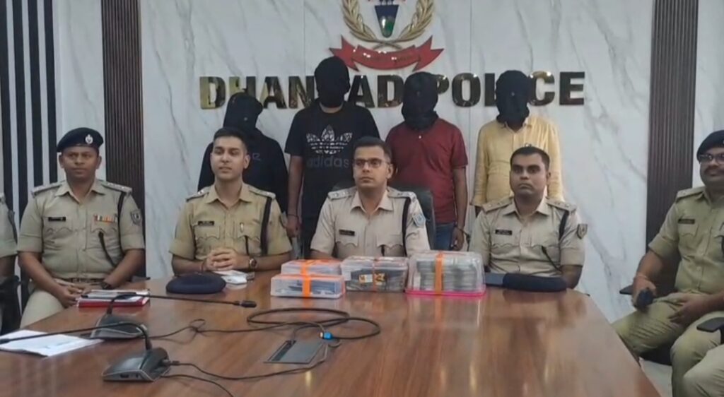 प्रिंस खान गिरोह के चार अपराधी गिरफ्तार, 17 लाख नगद सहित पिस्टल बरामद