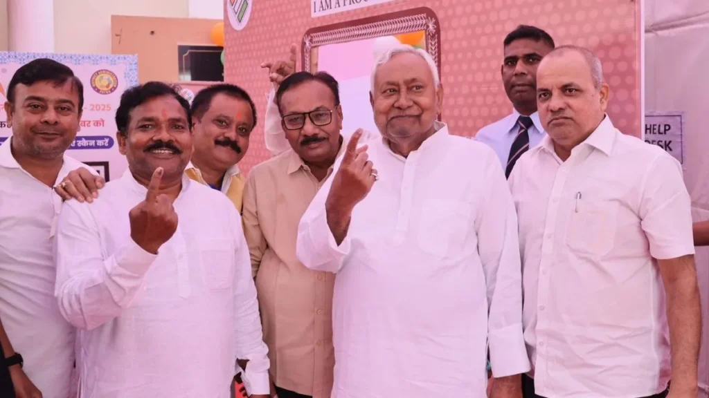 Bihar Chunav 2025 Voting Live: सीएम नीतीश कुमार ने किया मतदान, बिहार में सुबह 9 बजे तक 13.13 प्रतिशत वोटिंग