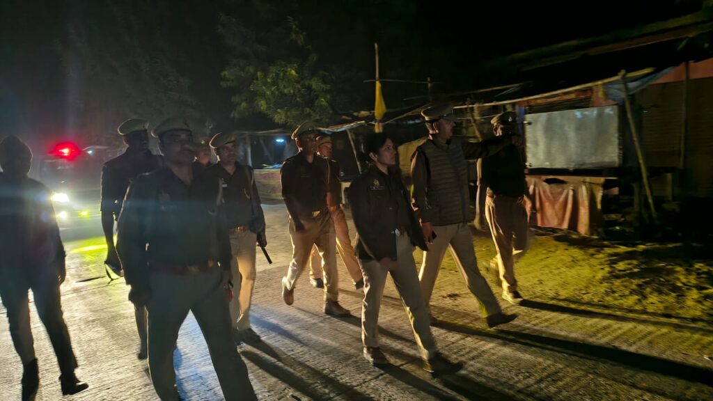 ठिठुरन भरी स्याह रात में पैदल गश्त पर निकली एसपी को देख महकमे में हड़कंप