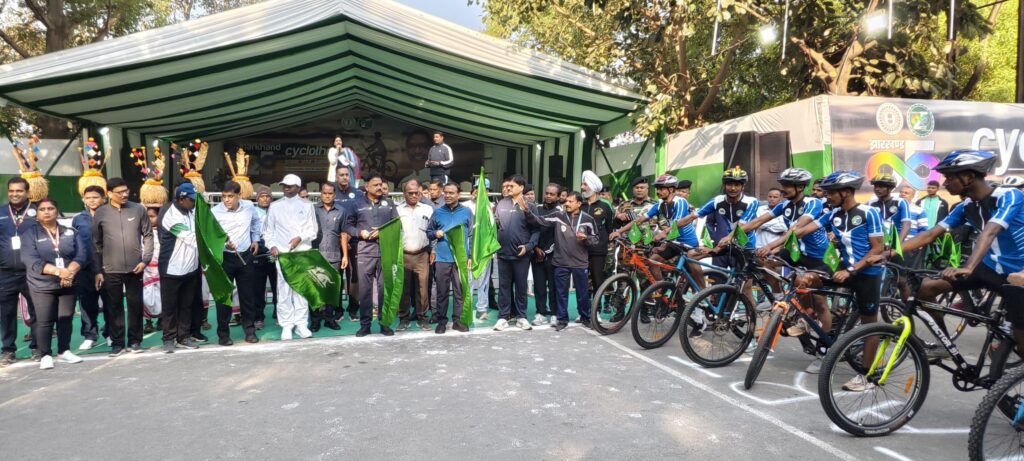 झारखंड स्थापना दिवस: मंत्री सुदिव्य कुमार ने हरी झंडी दिखाकर साइकिल रैली को किया रवाना