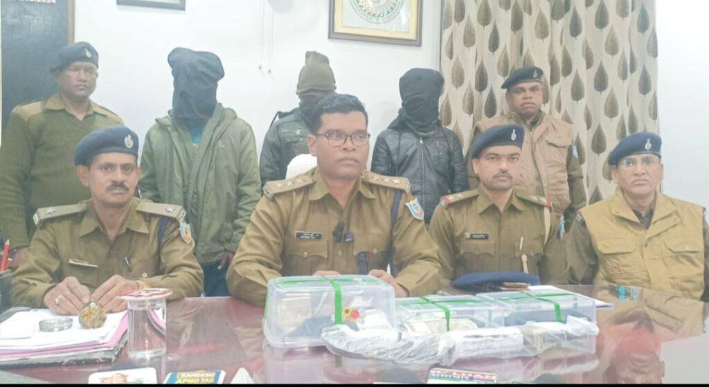 अवैध हथियार के साथ तीन अपराधी गिरफ्तार