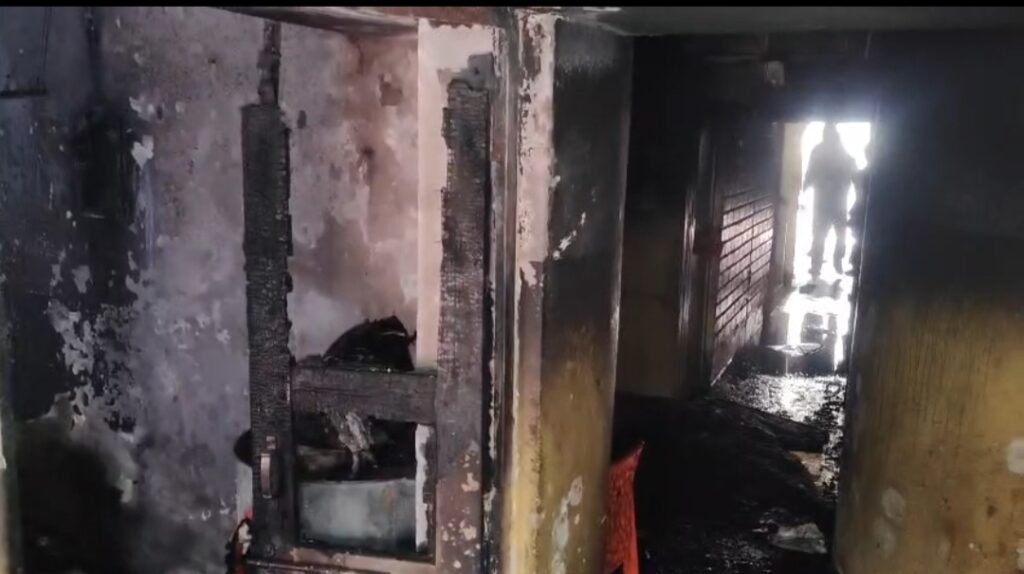 धनबाद में भीषण अग्निकांड: तीन मंजिला मकान में लगी आग, दो की मौत