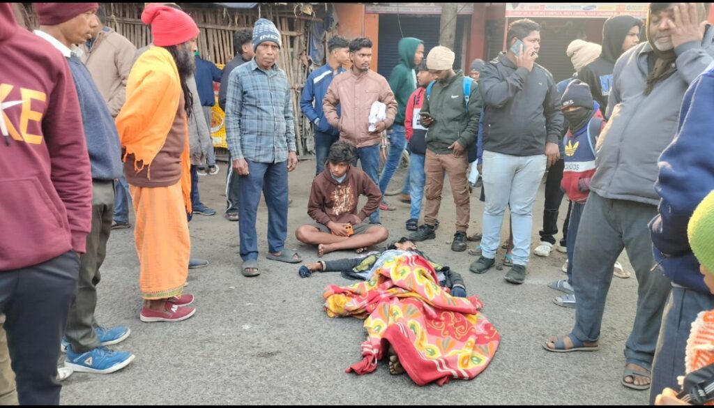 स्कूल बस की चपेट में आने से युवक की मौत, सड़क जाम