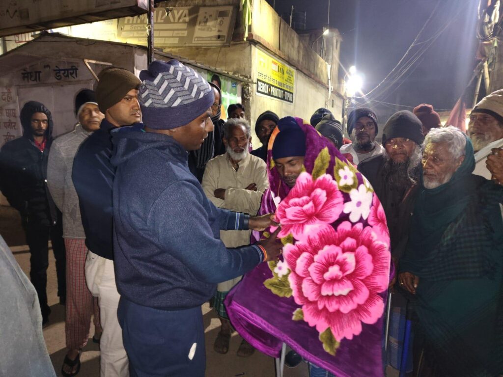 उपायुक्त ने ठंड से जूझ रहे जरूरतमंद लोगों के बीच किया कंबल का वितरण