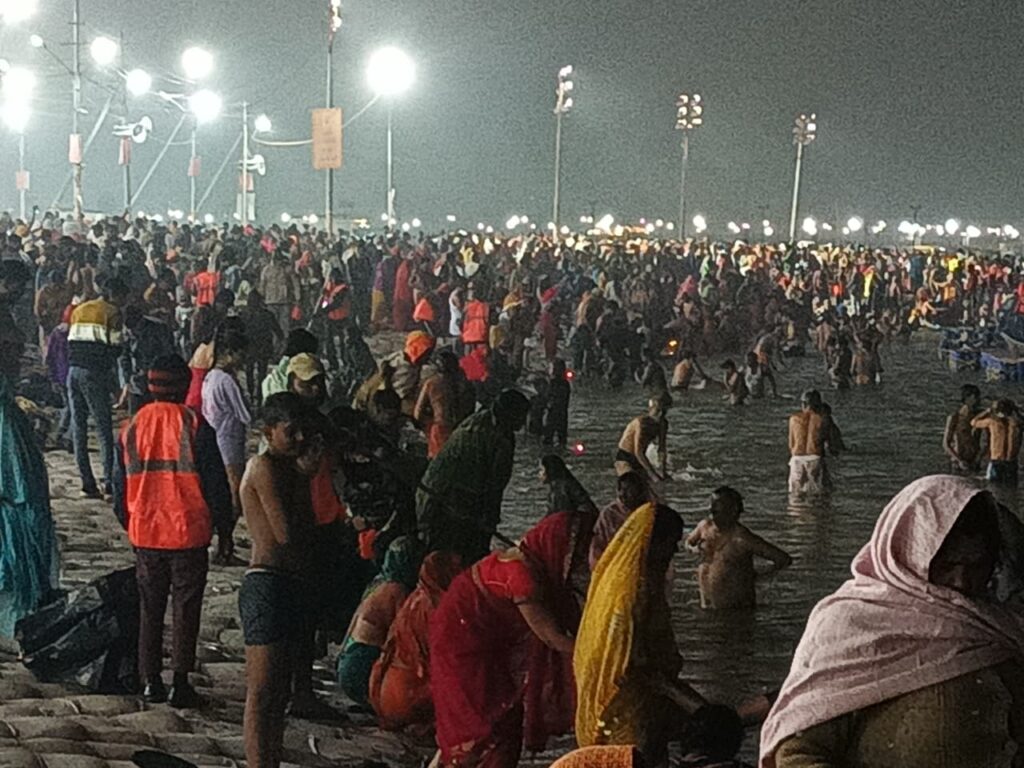 हर-हर गंगे के जयकारे के साथ संगम पर शुरू हुआ पौष पूर्णिमा का स्नान, एक माह के कल्पवास का शुभारंभ