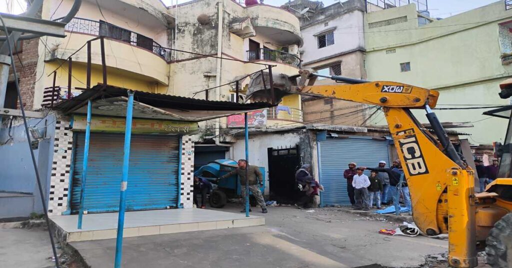 चर्च रोड से कर्बला चौक तक चला नगर निगम का बुलडोजर