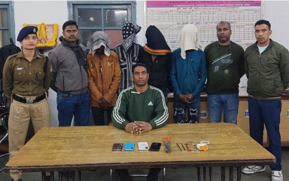 टाटानगर स्टेशन से मोबाइल चोर गिरोह का पर्दाफाश, चार गिरफ्तार