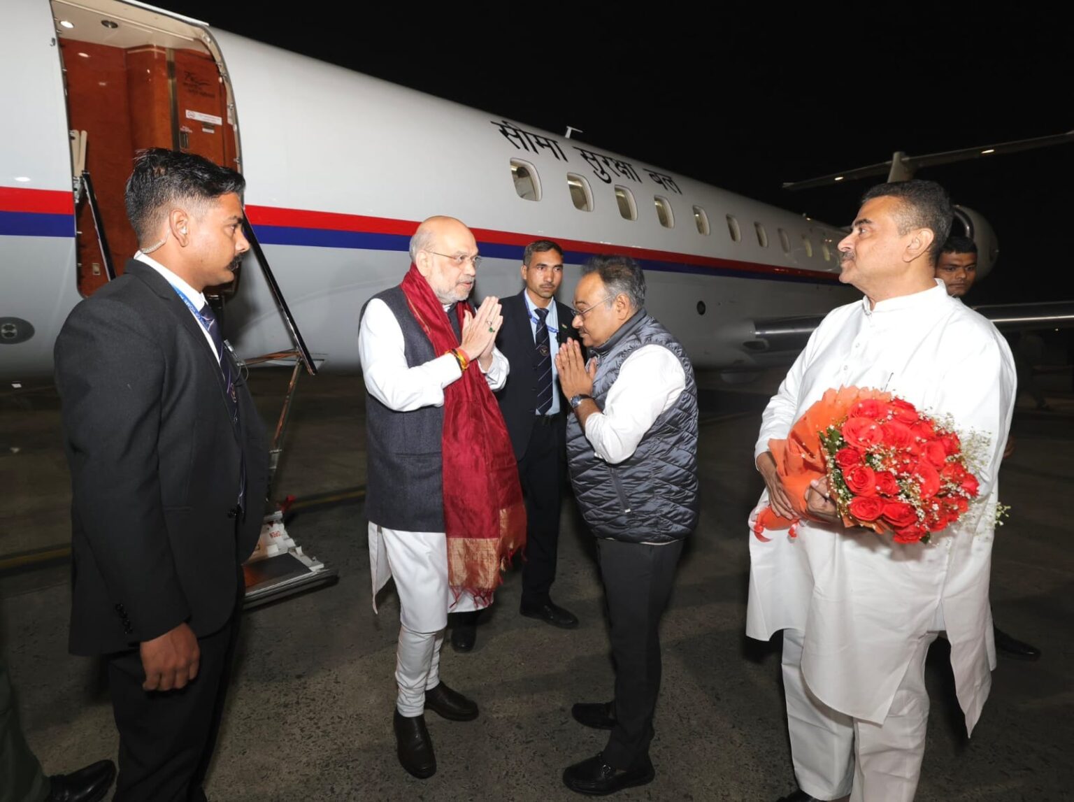 बंगाल दौरे पर पहुंचे अमित शाह, आधी रात हवाईअड्डे पर भाजपा नेताओं ने किया भव्य स्वागत