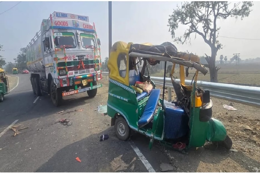 साहिबगंज में भीषण सड़क हादसा : ऑटो-टैंकर की टक्कर में स्कूली बच्ची समेत 3 की मौत