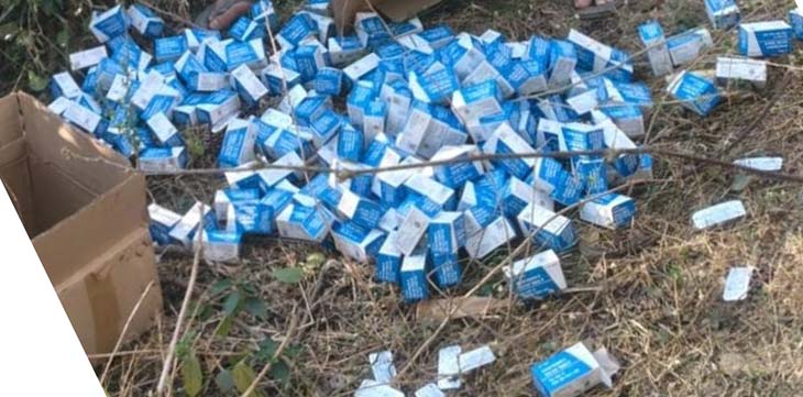 बरवाडीह स्वास्थ्य विभाग की बड़ी लापरवाही: झाड़ियों में मिला एक्सपायरी दवाओं का अंबार