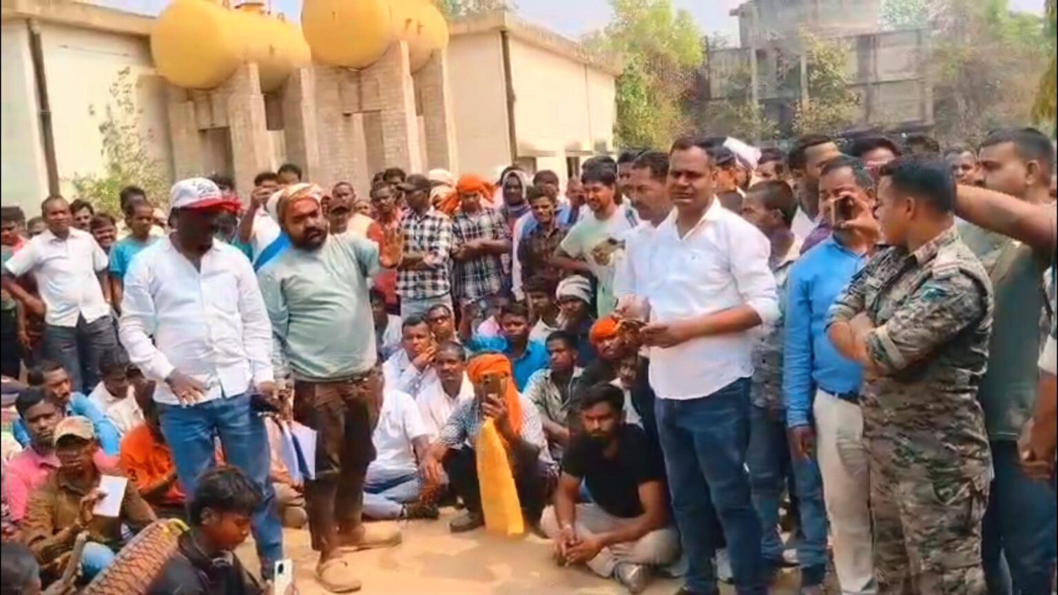 रश्मि मेटेलिक कंपनी के खिलाफ ग्रामीणों का प्रदर्शन, बंद कराया काम