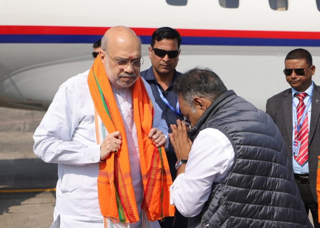 कोलकाता पहुंचे अमित शाह, शुभेंदु अधिकारी के नामांकन में होंगे शामिल