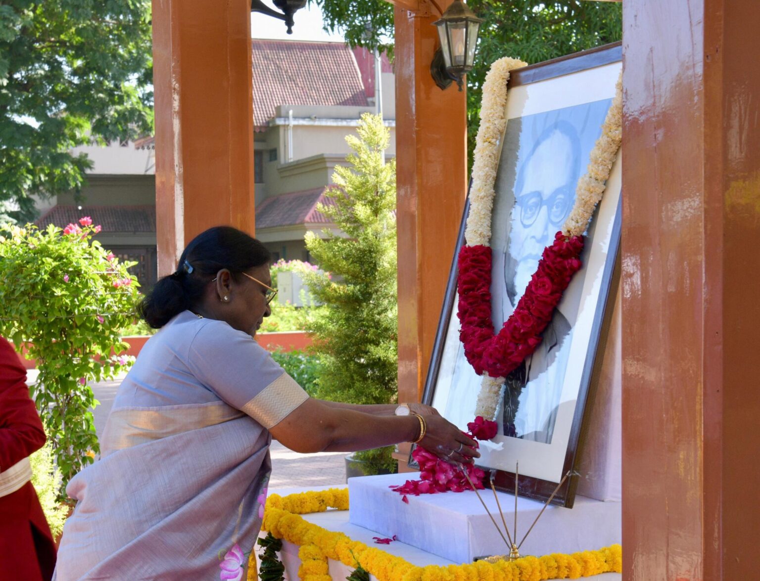 राष्ट्रपति और गुजरात के राज्यपाल ने डॉ. भीमराव आम्बेडकर की जयंती पर पुष्पांजलि अर्पित की