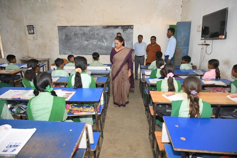 मंत्री शिल्पी नेहा तिर्की ने सरकारी स्कूलों का निरीक्षण किया, टूटा फर्नीचर और जर्जर खिड़की-दरवाजे देख भड़कीं
