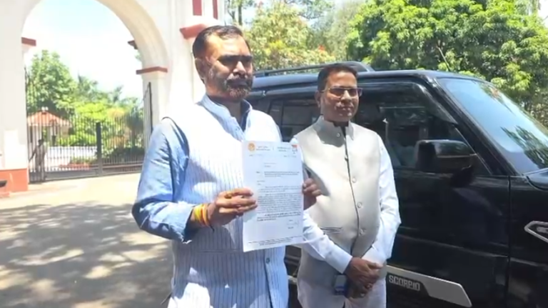 बोकारो एयरपोर्ट से उड़ान शुरू करने की मांग को लेकर राज्यपाल से मिले कुमार अमित, सौंपा ज्ञापन