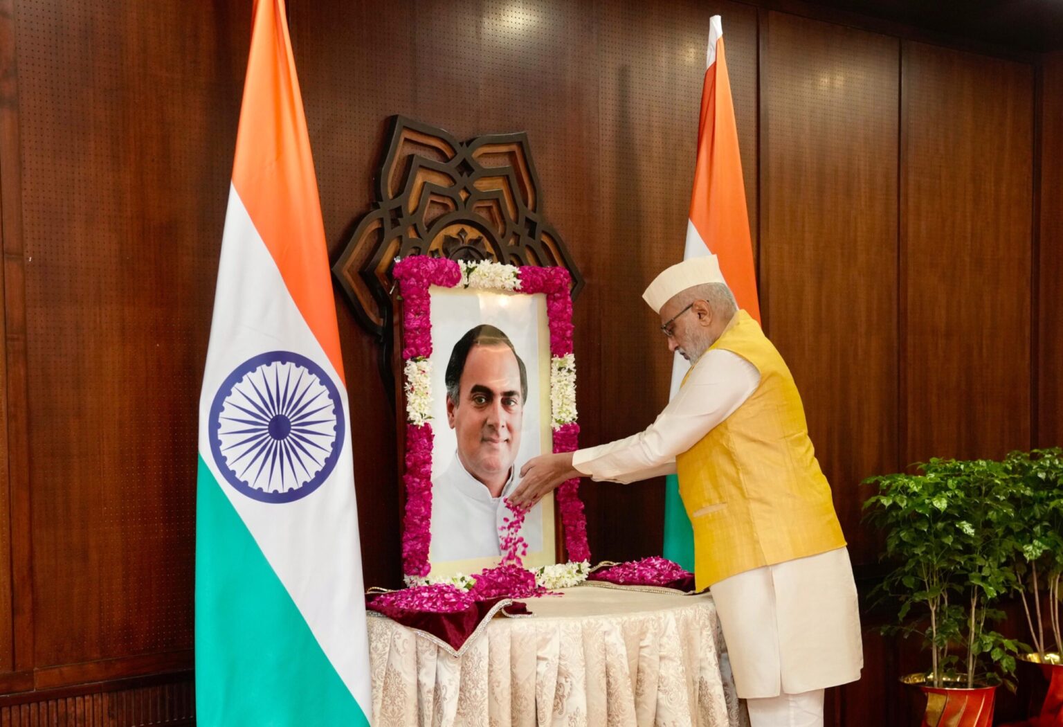 पूर्व प्रधानमंत्री राजीव गांधी की पुण्यतिथि पर उपराष्ट्रपति ने दी श्रद्धांजलि