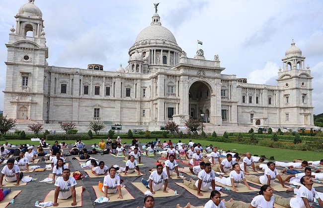 पश्चिम बंगाल में योग दिवस की तैयारियां जोरों पर, विभिन्न जिलों में चल रहा योगाभ्यास