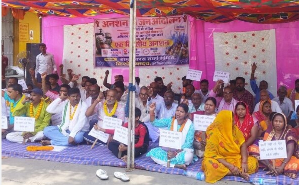 जलापूर्ति योजना के विराेध में ग्रामीणों ने टाटानगर गोलचक्कर पर किया अनशन