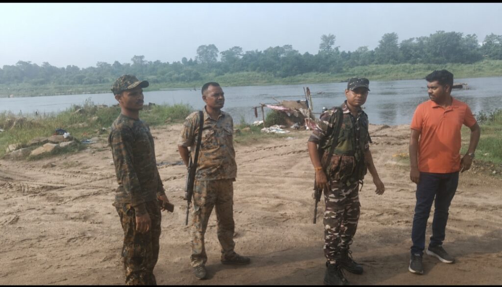 एनजीटी की रोक के बाद भी अवैध बालू खनन जारी, छापेमारी में दो वाहन जब्त