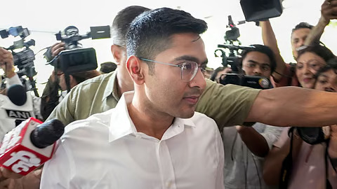 टीएमसी अभिषेक बनर्जी पर एक और एफआइआर, अंफान राहत कोष में 250 करोड़ के घोटाले का आरोप