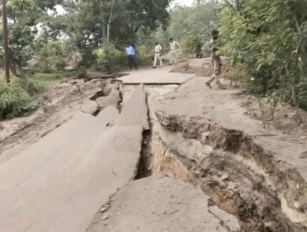 ओसीपी की ब्लास्टिंग से धंसी ग्रामीण सड़क, भड़के ग्रामीणों ने ठप कराया खनन कार्य