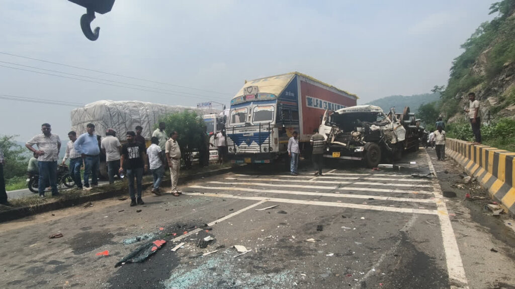 चुट्टूपालू घाटी में बड़ा सड़क हादसा, बेकाबू ट्रेलर ने 12 वाहनों को मारी टक्कर