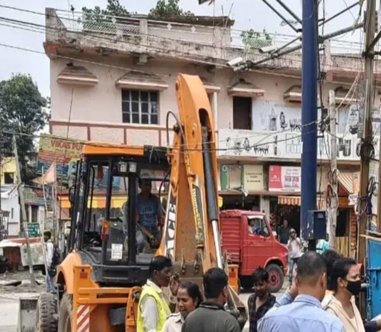 रांची के हरमू चौक पर गरजा नगर निगम का बुलडोज़र, अतिक्रमण कर बनाई गईं 20 से अधिक दुकानें ध्वस्त