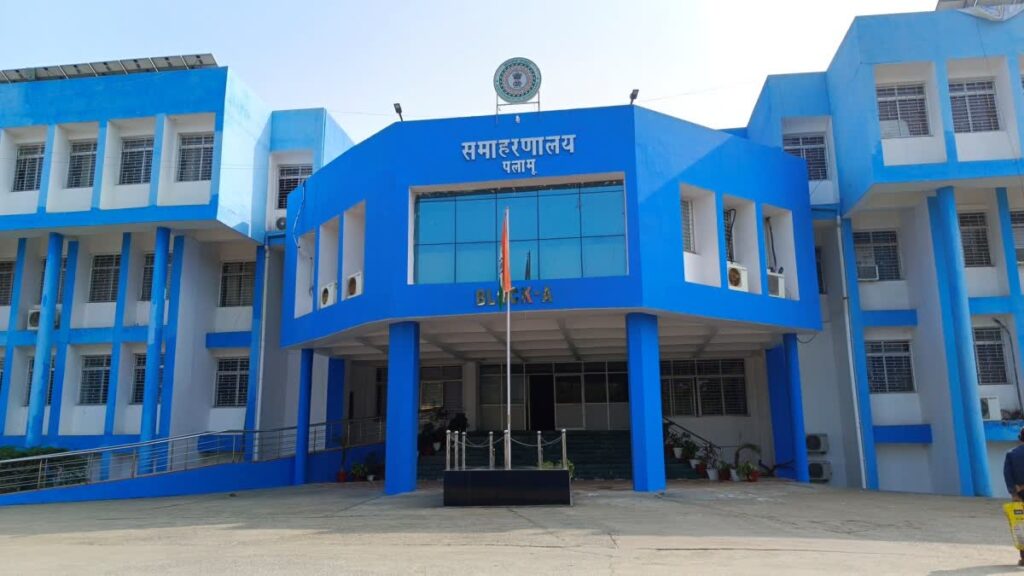 पलामू में मतदाता सत्यापन अभियान तेज, अधिकांश क्षेत्रों में घर-घर पहुंचाए गए गणना प्रपत्र
