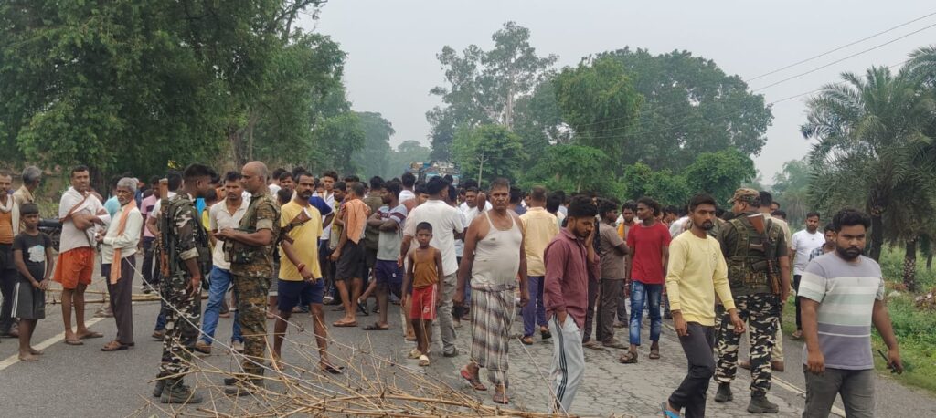 चतरा-डोभी मुख्य मार्ग पर मिला युवक का शव, हत्या की आशंका से भड़के ग्रामीणों ने किया सड़क जाम