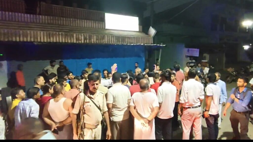 स्कूल के पास शराब दुकान खुलते ही लाेगाें ने किया विराेध, बंद हुई दुकान