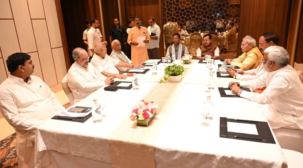 लखनऊ में भाजपा की अहम बैठक, पूर्व प्रदेश अध्यक्षों से मिले नितिन नवीन