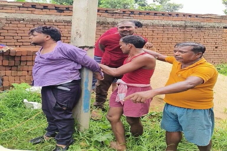 दुमका में खाकी का रौब झाड़कर वसूली करने आए दो फर्जी पुलिसवाले गिरफ्तार