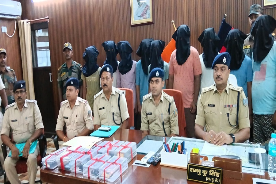 जामताड़ा में साइबर ठगों पर पुलिस का बड़ा एक्शन, झाड़ियों में छिपकर ठगी करने वाले 9 आरोपी गिरफ्तार
