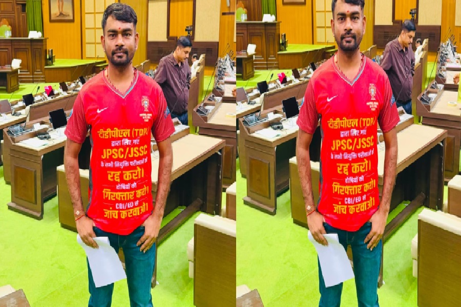 जेपीएससी-जेएसएससी मुद्दे पर अनोखा विरोध: विधानसभा में खास टी-शर्ट पहनकर पहुंचे विधायक जयराम महतो