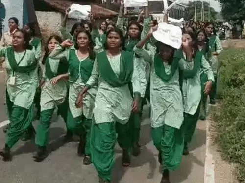 बदहाल व्यवस्था के खिलाफ कस्तूरबा की छात्राओं का हल्ला बोल, 8 किमी पैदल मार्च