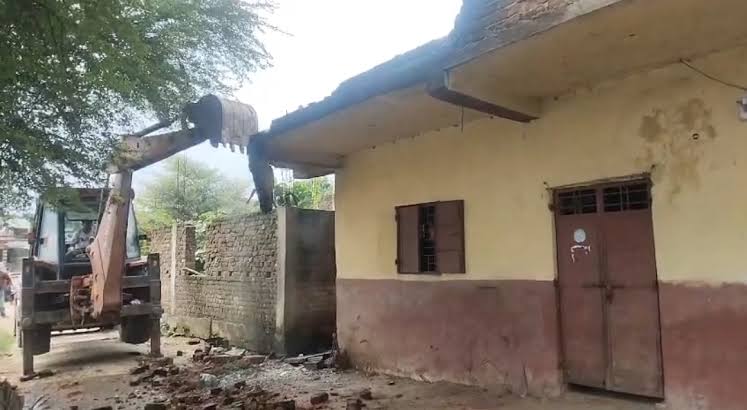 स्वर्णरेखा नदी किनारे अतिक्रमण पर प्रशासन की कार्रवाई, तीन मकान ध्वस्त