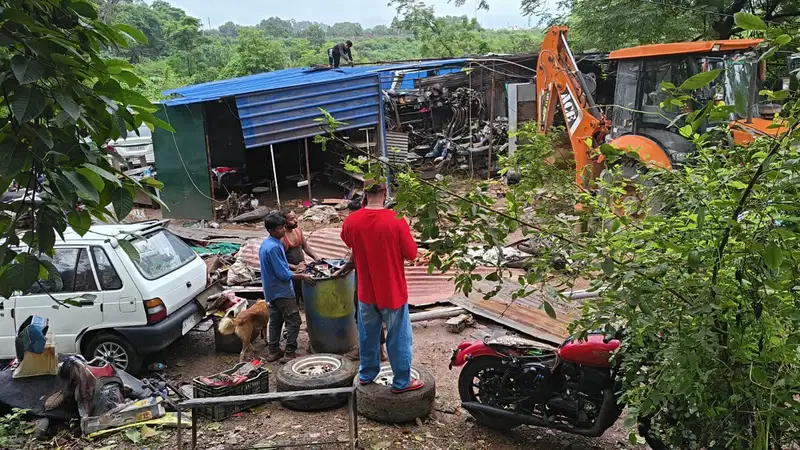 रांची में नगर निगम का अतिक्रमण विरोधी अभियान, 30 से अधिक कियोस्क और अवैध होर्डिंग हटाए