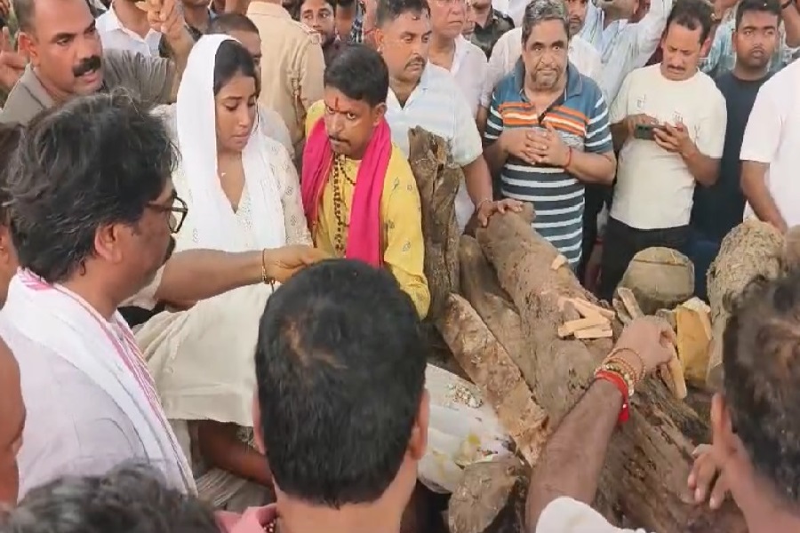 राजकीय सम्मान के साथ पंचतत्व में विलीन हुए मंत्री सुदिव्य कुमार सोनू, बेटे श्रेयश ने दी मुखाग्नि