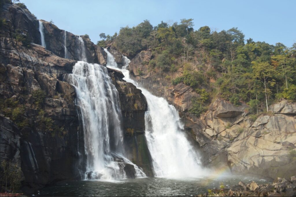 उफान पर रांची के वॉटरफॉल: हुंडरू फॉल में दो पर्यटक डूबने से बाल-बाल बचे, जिला प्रशासन ने जारी की एडवाइजरी