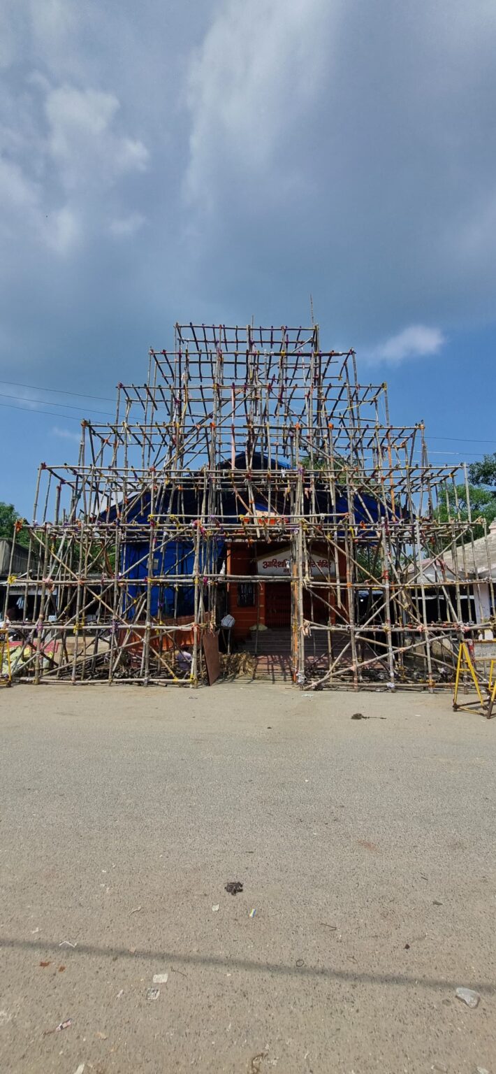 केदारनाथ और लालकिला के बाद अब तिरुपति बालाजी मंदिर की झलक, बरवाडीह में बन रहा भव्य पूजा पंडाल