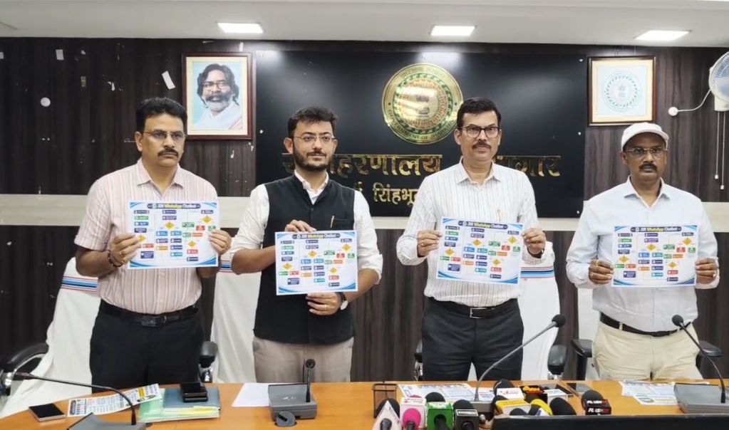 अब दफ्तरों के चक्कर नहीं, WhatsApp पर होगी शिकायत दर्ज; जमशेदपुर में ‘अबुआ मित्र’ सेवा शुरू जमशेदपुर में अबुआ मित्र WhatsApp चैटबॉट सेवा का शुभारंभ करते उपायुक्त राजीव रंजन