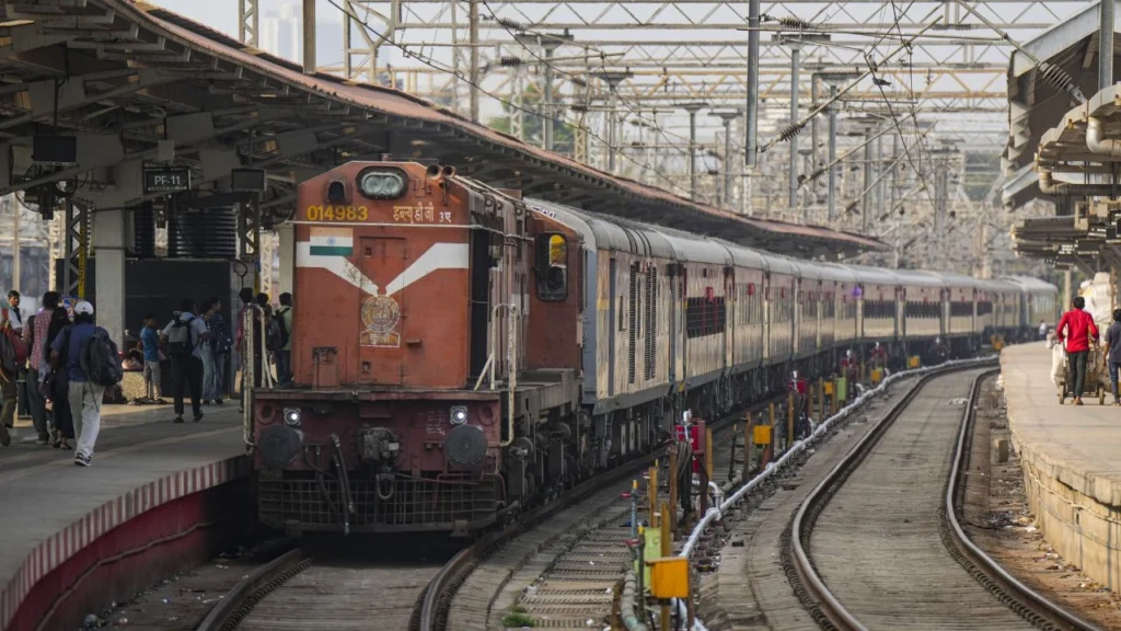 बिना टिकट सफर करने वालों पर धनबाद मंडल में रेलवे की कड़ी कार्रवाई, 713 यात्रियों से वसूले गए 6.16 लाख रुपये