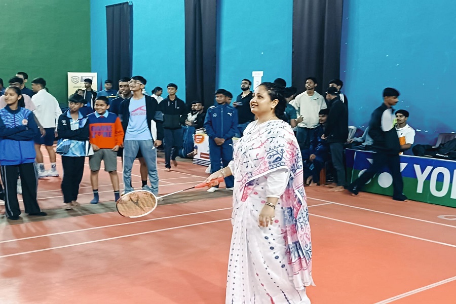 गिरिडीह में बैडमिंटन खेलती नजर आईं कल्पना सोरेन, राज्यस्तरीय प्रतियोगिता का किया उद्घाटन