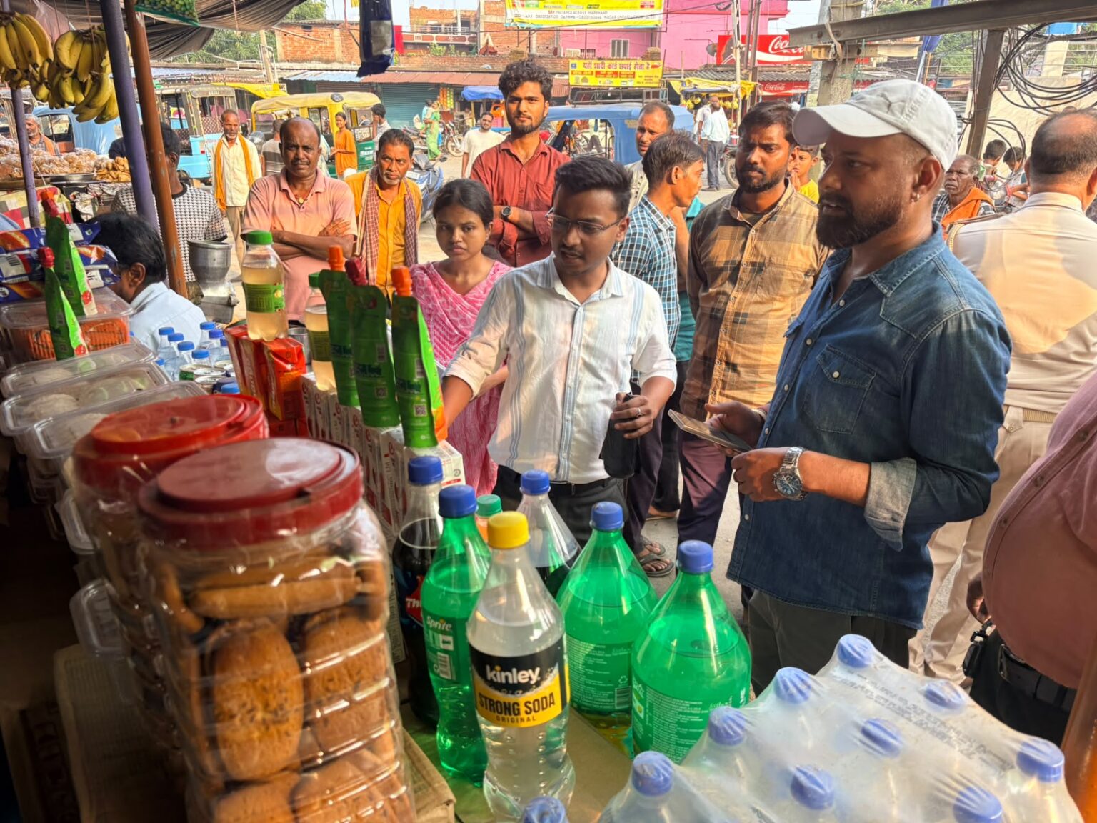 त्योहारों से पहले खाद्य सुरक्षा विभाग की छापेमारी, खराब लड्डू नष्ट कर कई दुकानों से लिए गए सैंपल