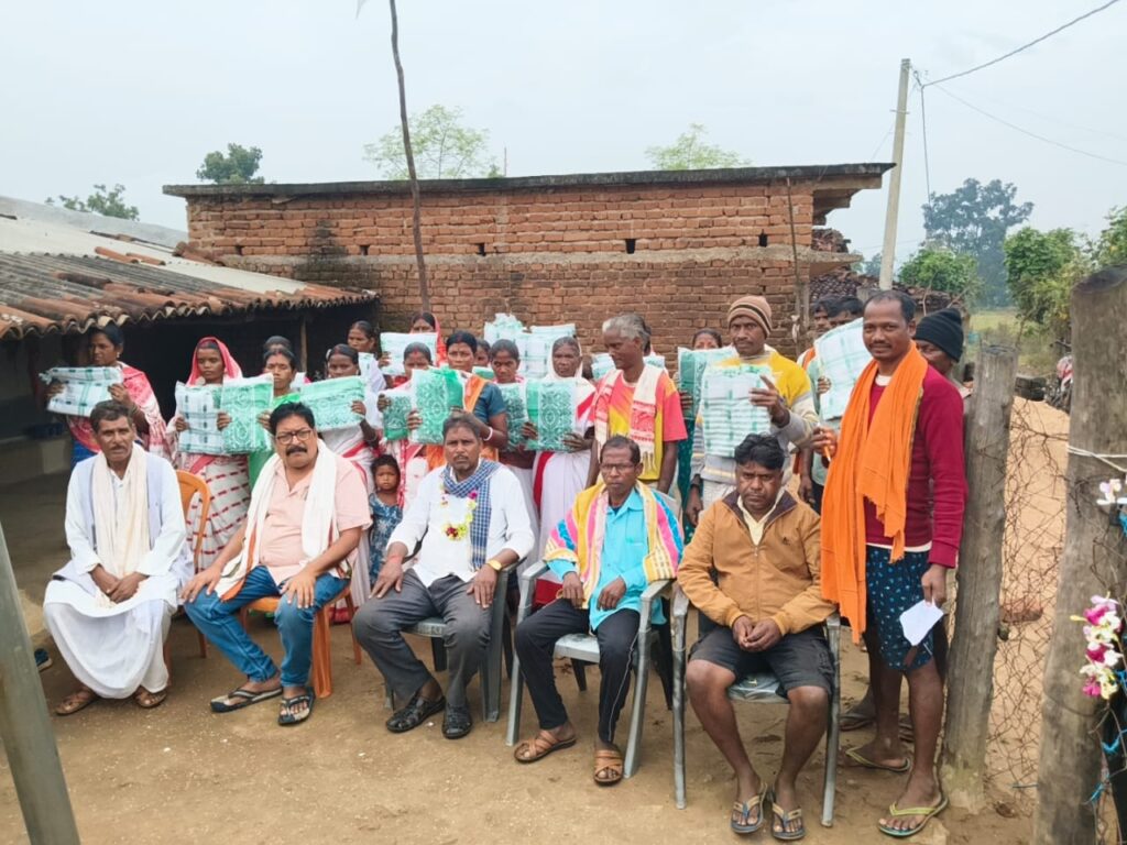 सरना समाज की महिलाओं के बीच बंटी साड़ियां, सामाजिक एकजुटता का दिया संदेश