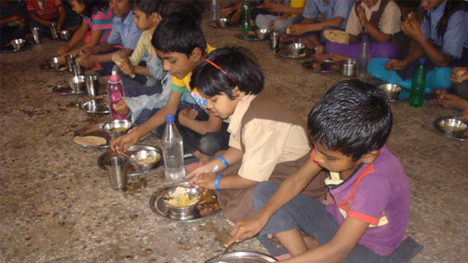 कोडरमा में मिड-डे मील खाने से 48 बच्चे बीमार, उल्टी और पेट दर्द से बिगड़ी तबीयत